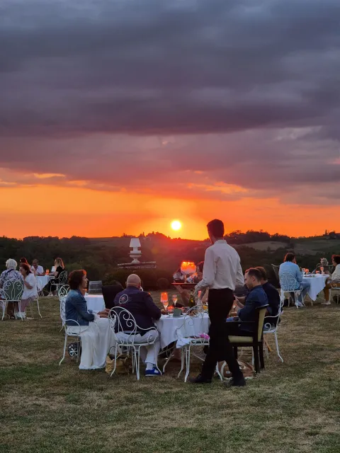 Dîner en extérieur avec coucher de soleil spectaculaire.