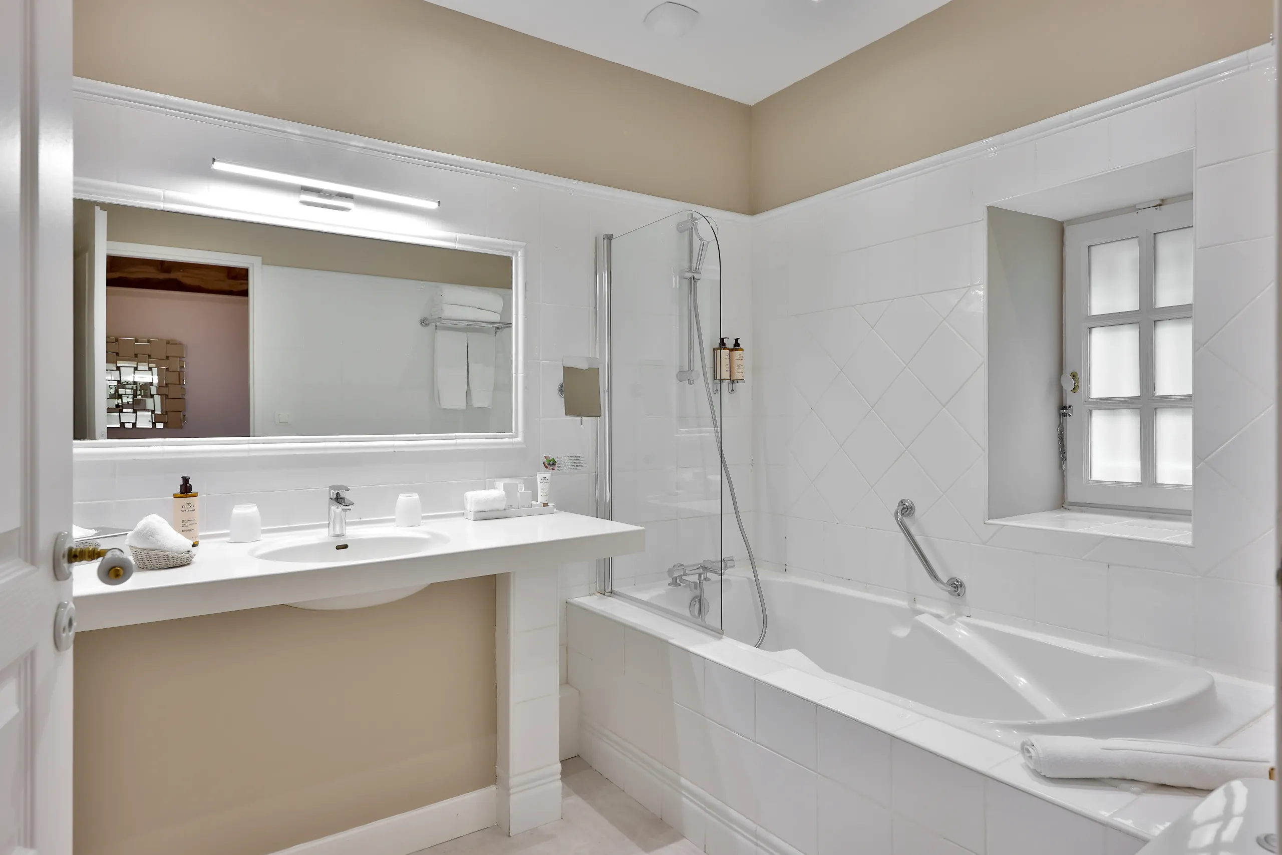 Salle de bain avec baignoire et lavabo modernes.