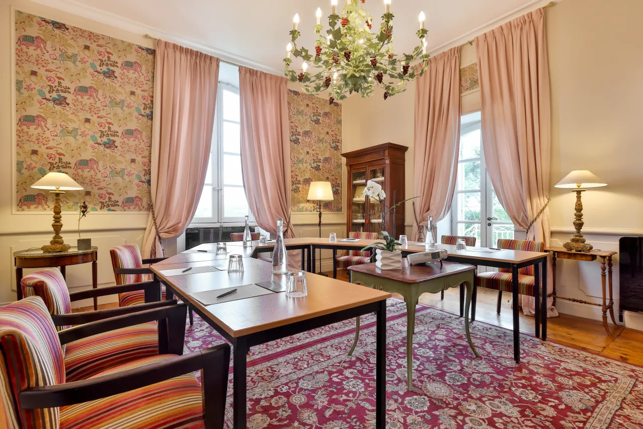 Salle de réunion élégante avec tables et chaises.