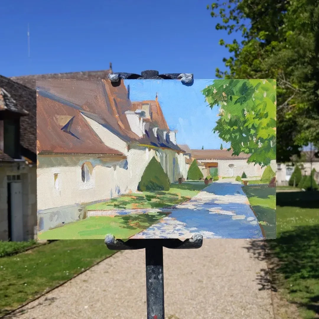 Peinture de maison ancienne avec jardin, jour ensoleillé.