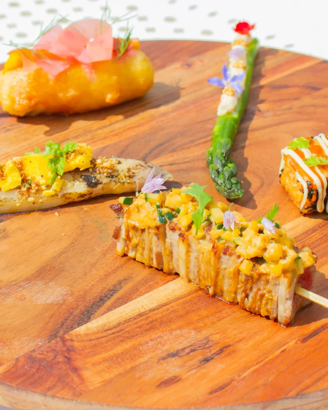 Assortiment gastronomique de bouchées sur planche en bois