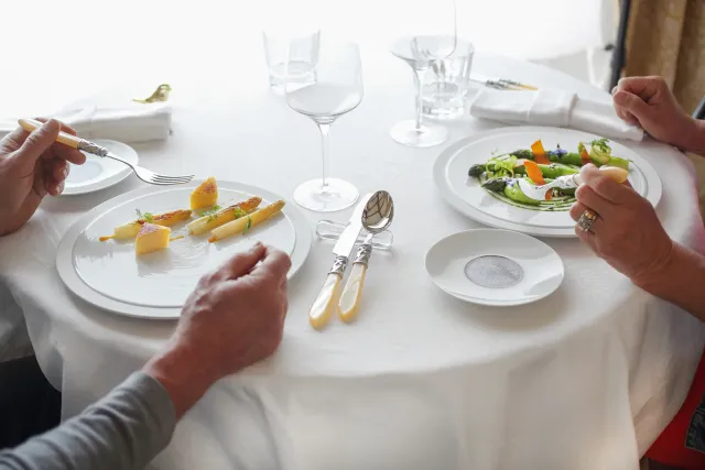 Deux personnes dégustant un repas gastronomique.