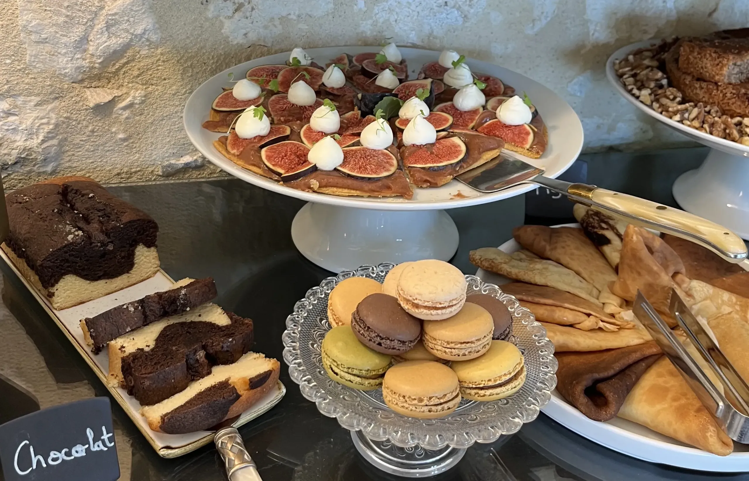 Plateau de desserts français variés avec macarons.