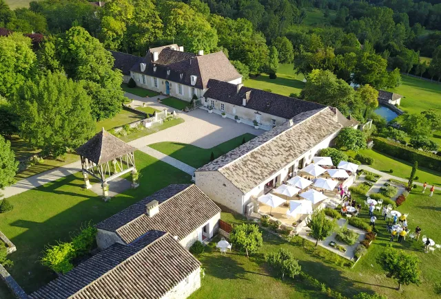 Vue aérienne d'un domaine avec jardins et terrasses.