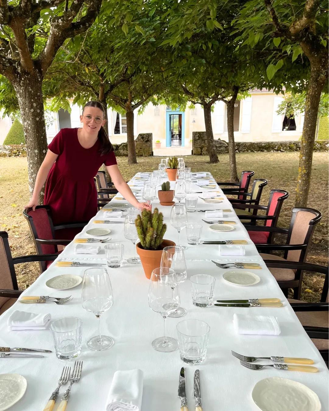 Personne près d'une table extérieure dressée élégamment.
