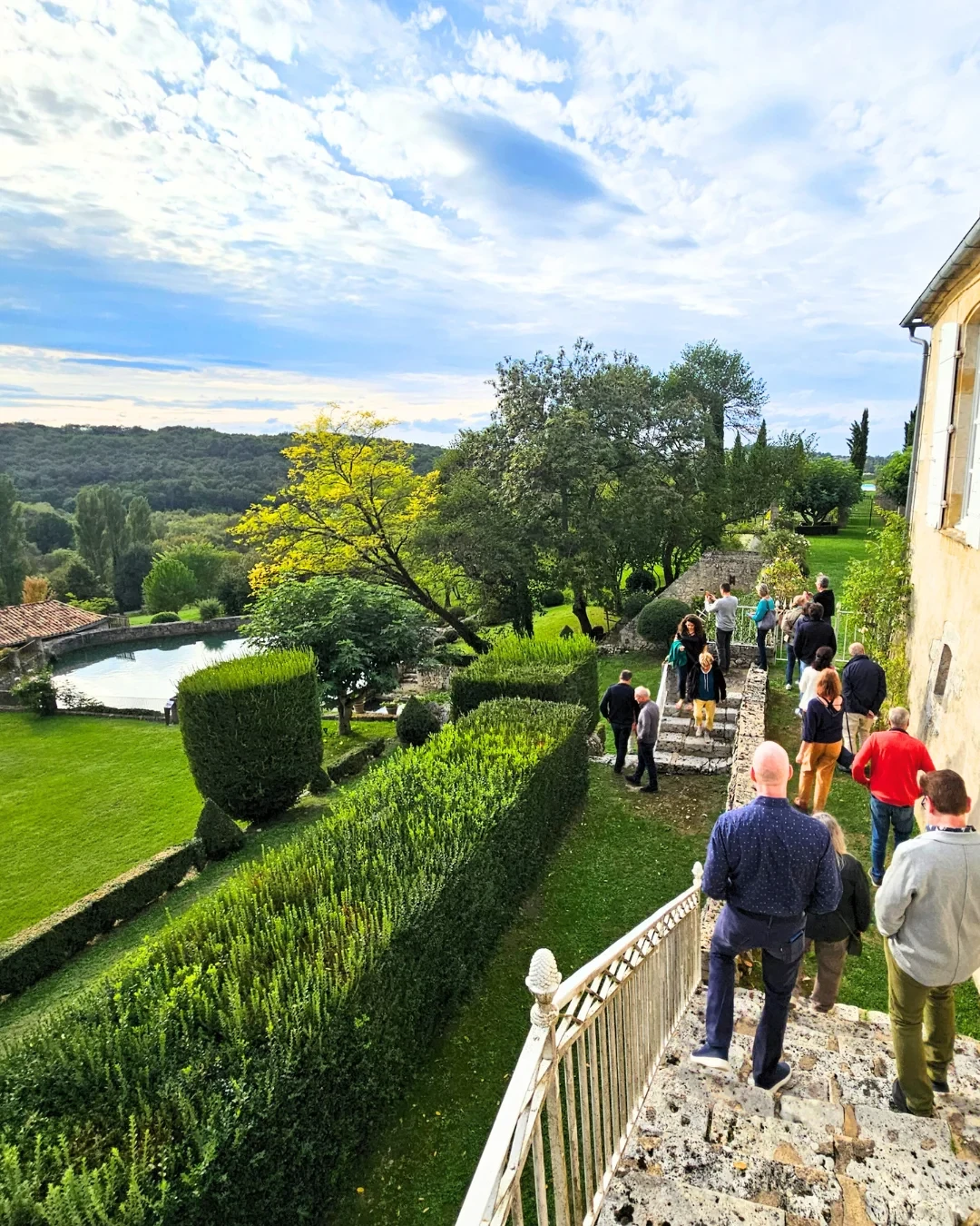 Personnes marchant dans un jardin pittoresque.
