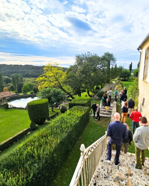 Personnes marchant dans un jardin pittoresque.