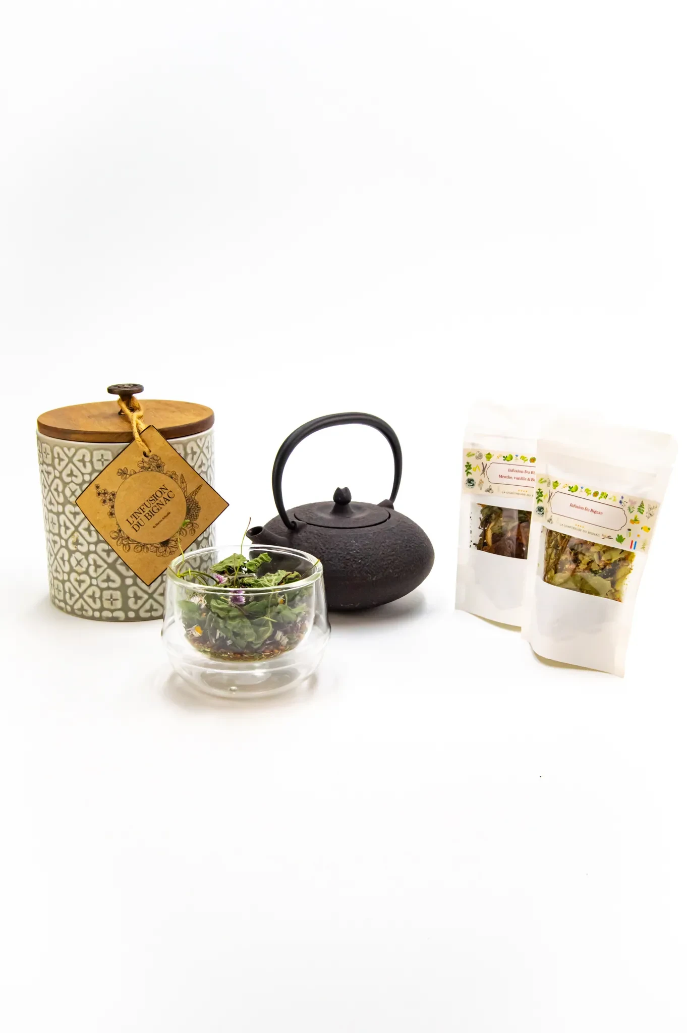 Éléments de thé: pot, théière, tasse, sachets.