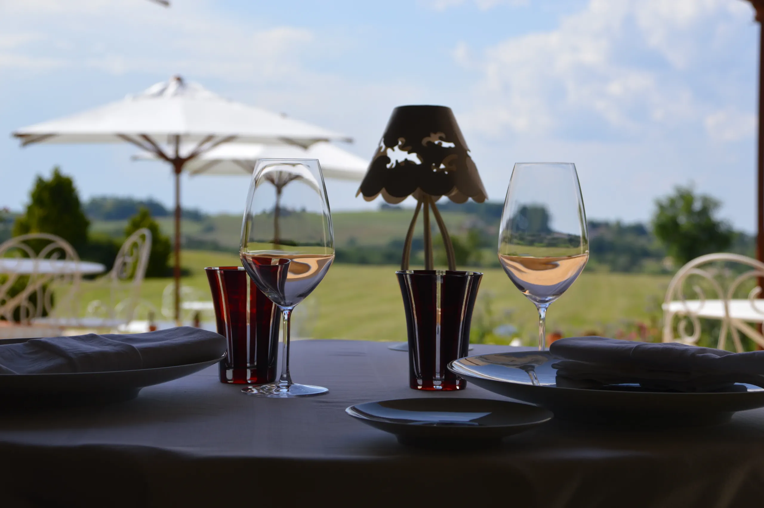 Table avec verres de vin dehors