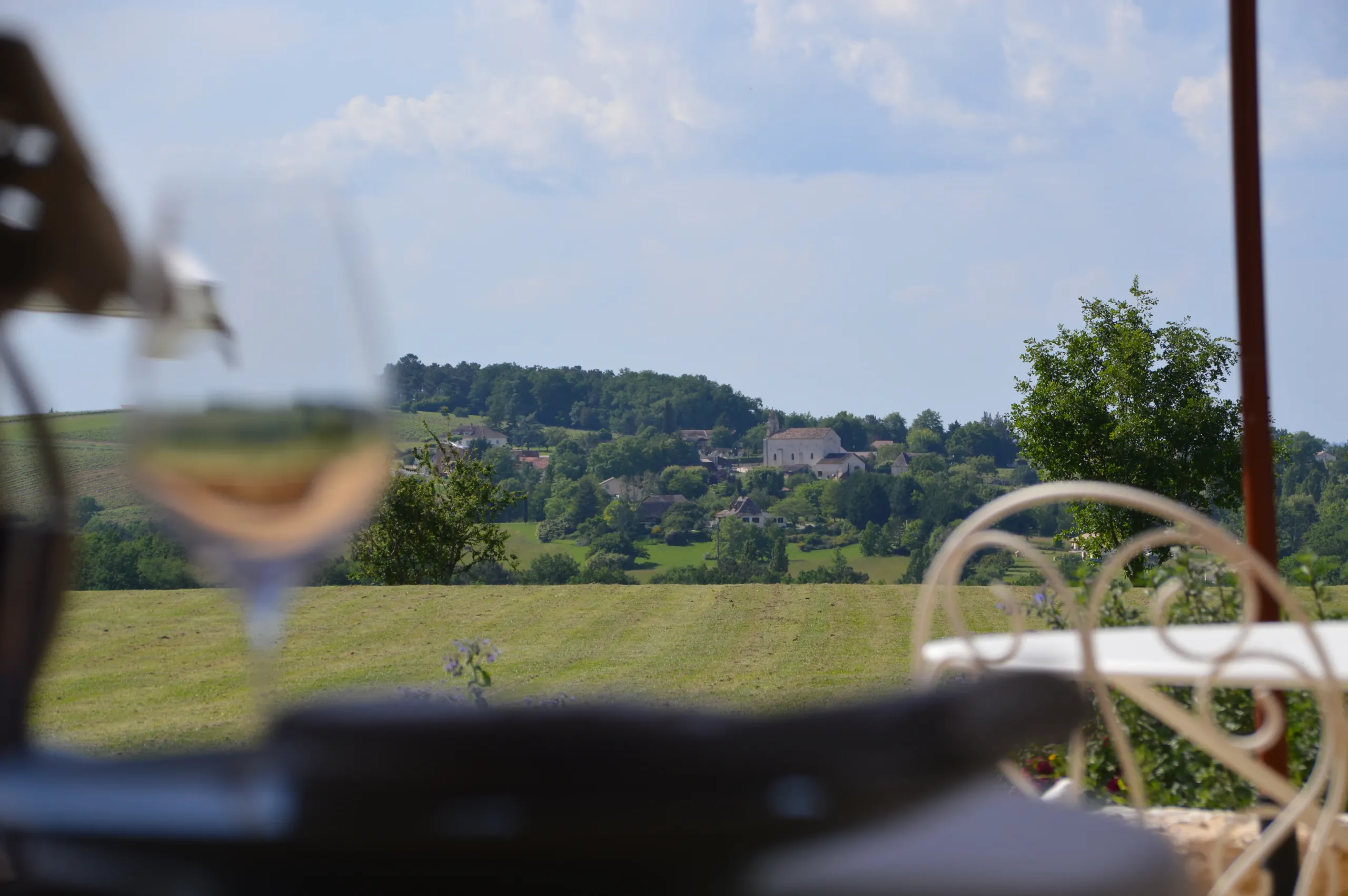 Paysage champêtre avec verre flou au premier plan.
