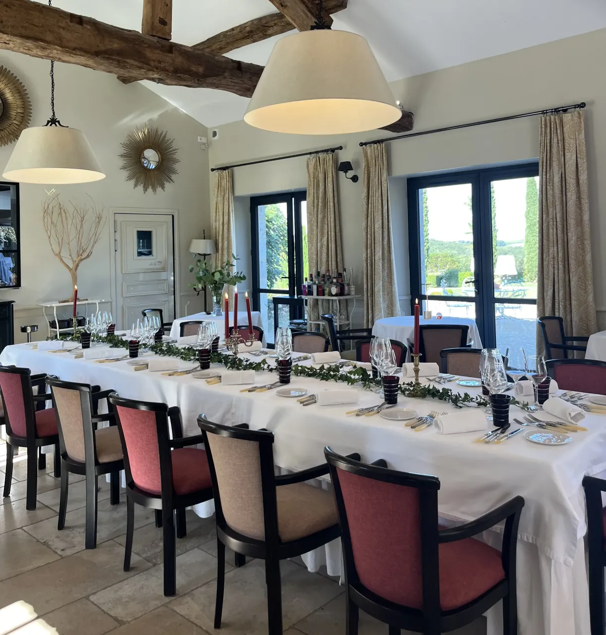 Salle à manger élégante avec table dressée.