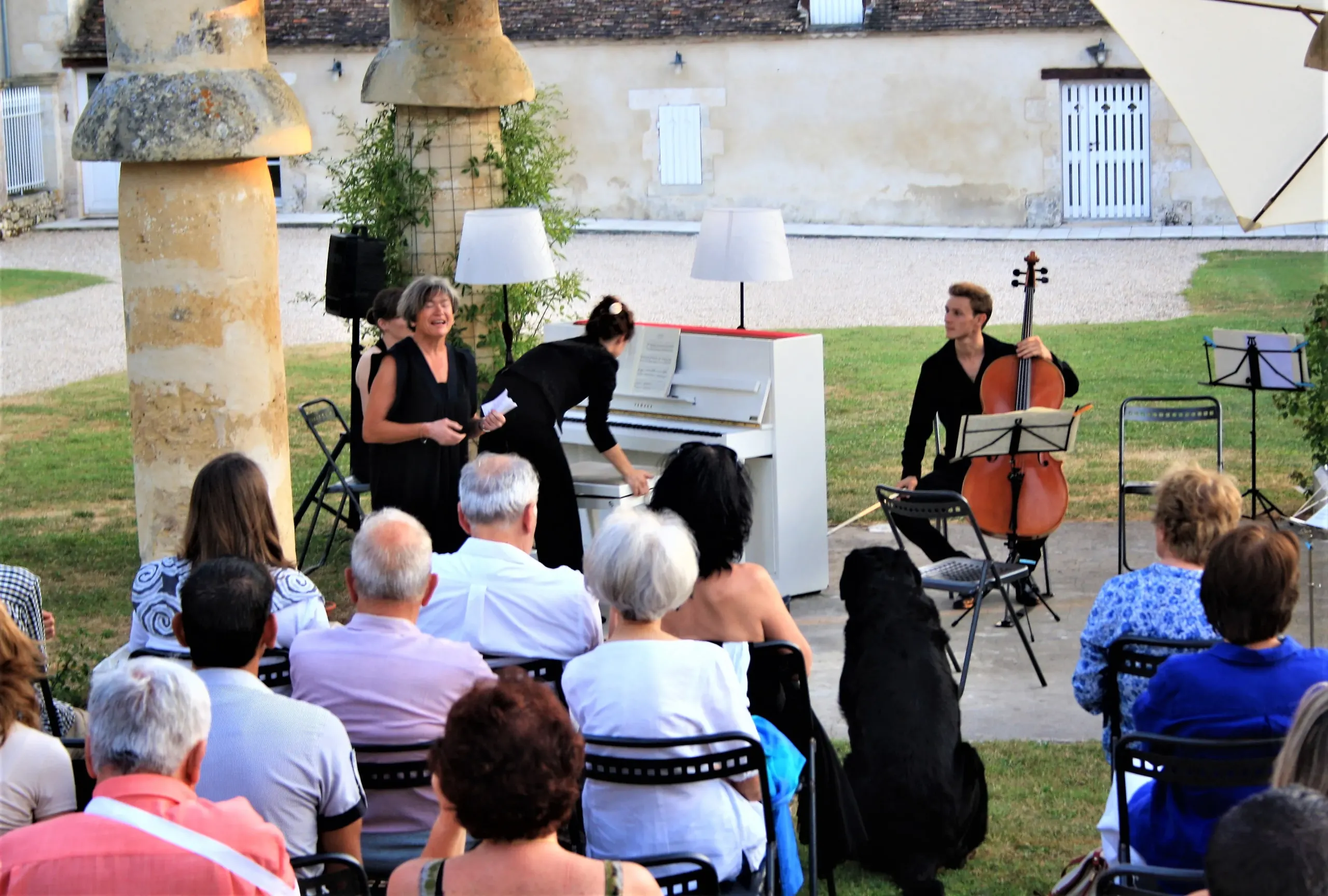 Concert en plein air avec piano et violoncelle.