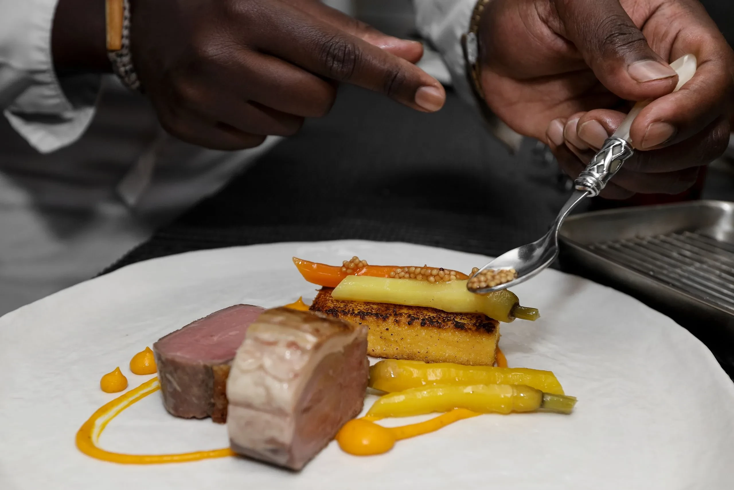 Chef prépare un plat gourmet avec précision.