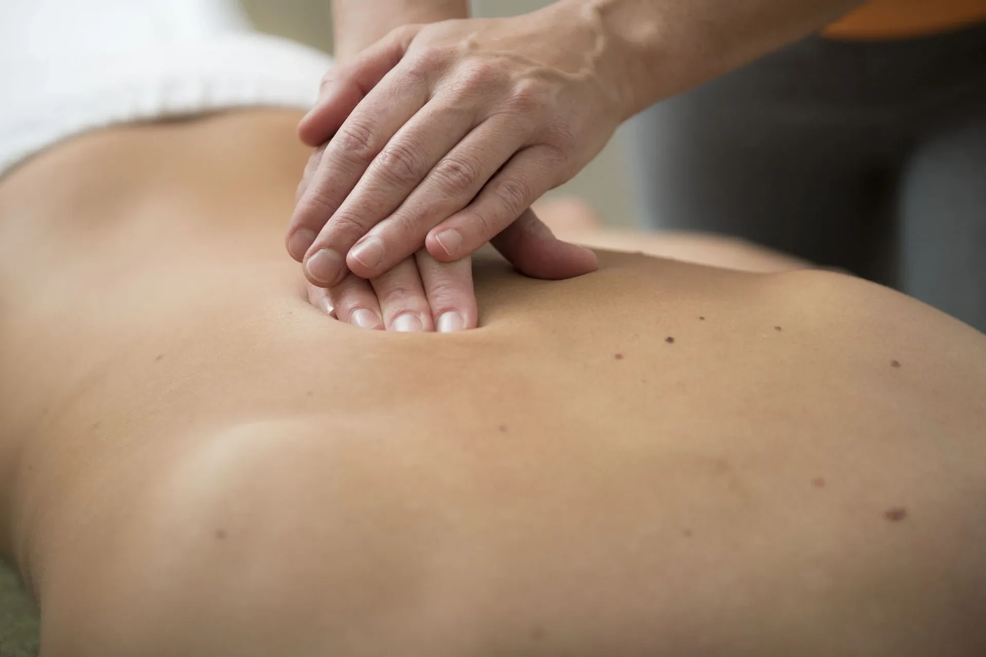 Massage thérapeutique sur le dos.