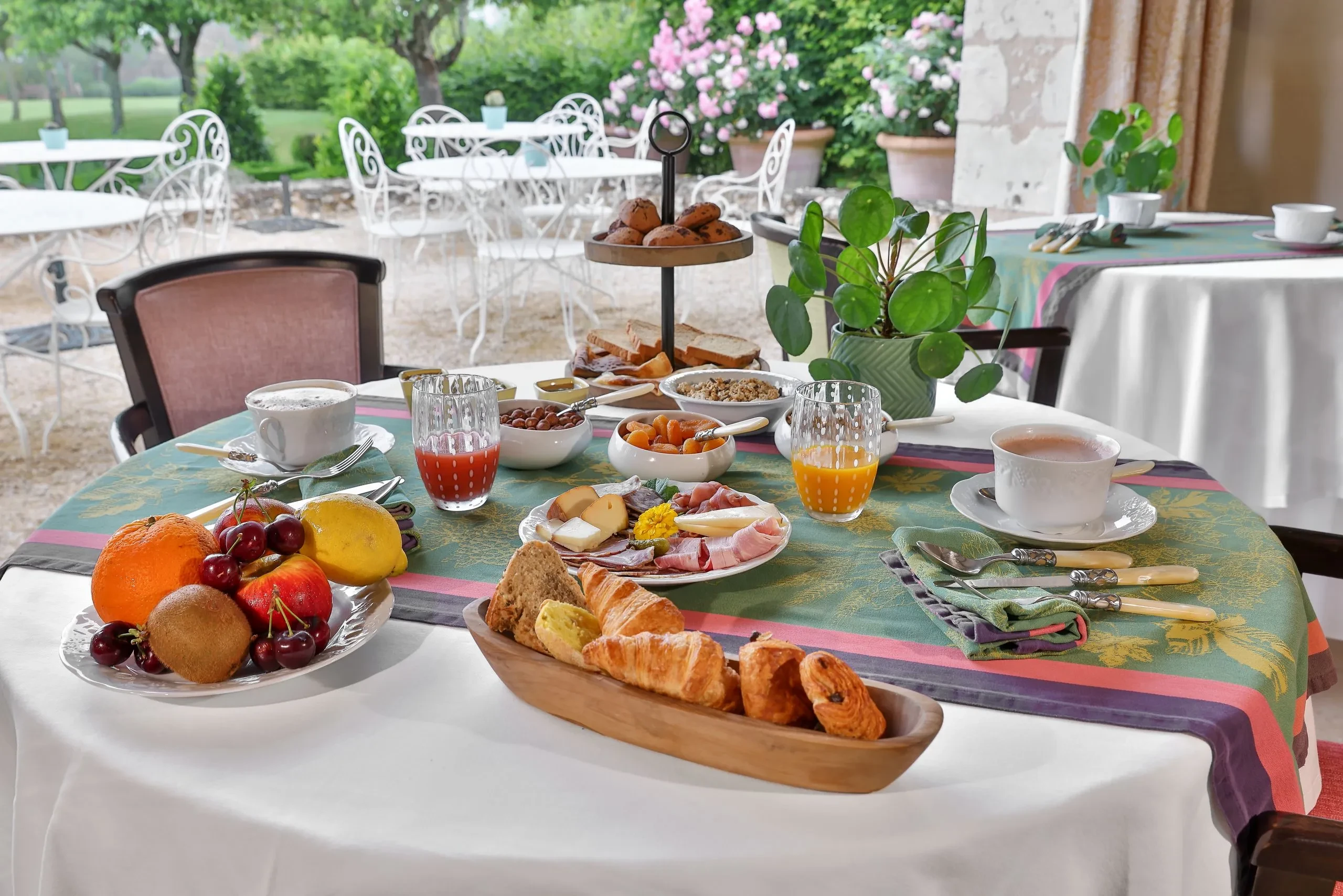 Petit déjeuner varié en terrasse.
