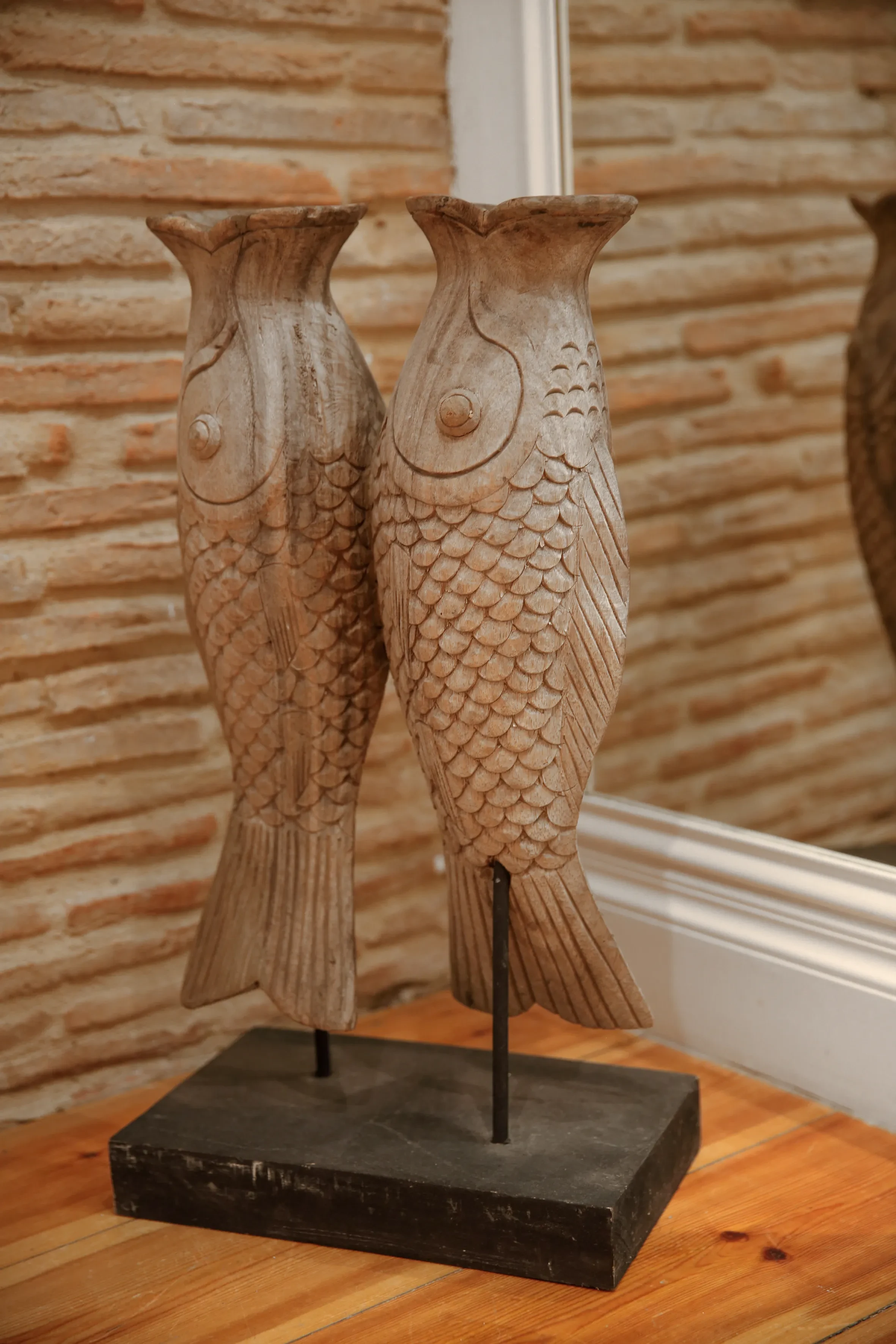 Sculptures en bois de poissons jumelés