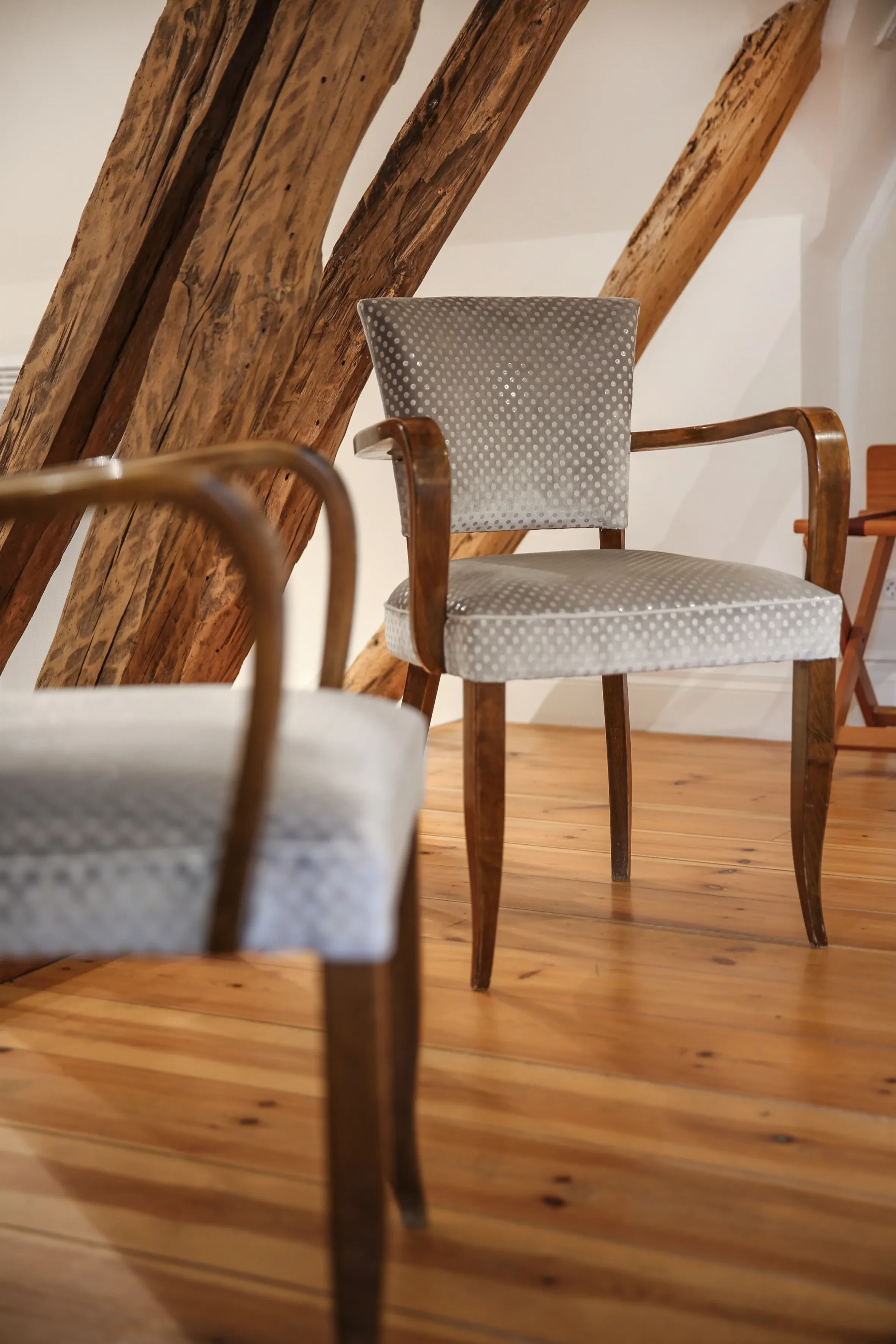 Deux chaises en bois, sol en bois