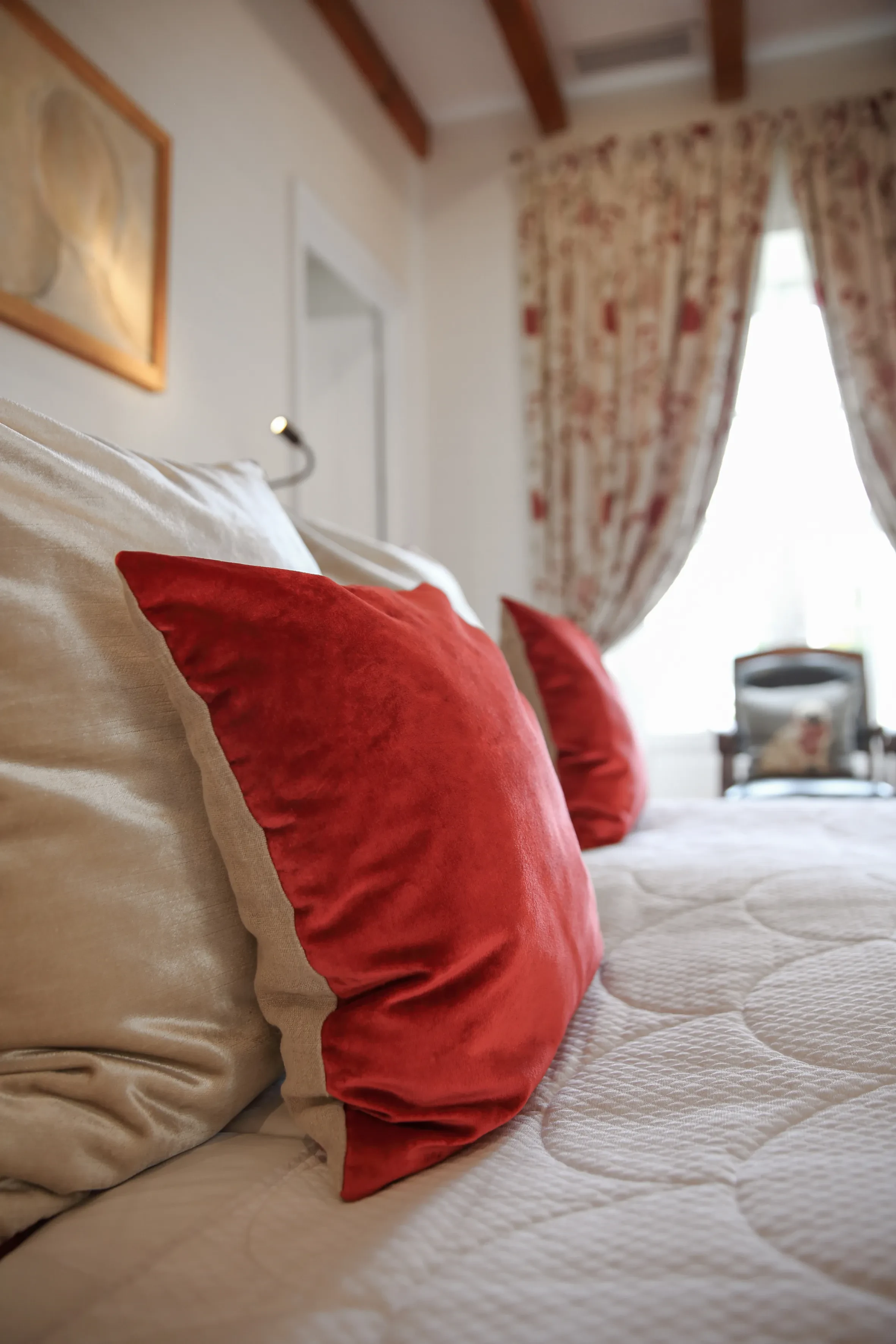 Coussins rouges sur un lit confortable.