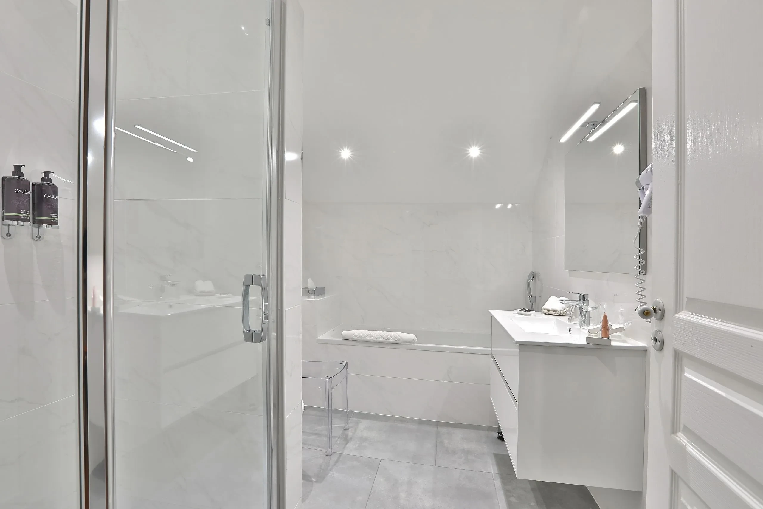 Salle de bain moderne avec baignoire et douche