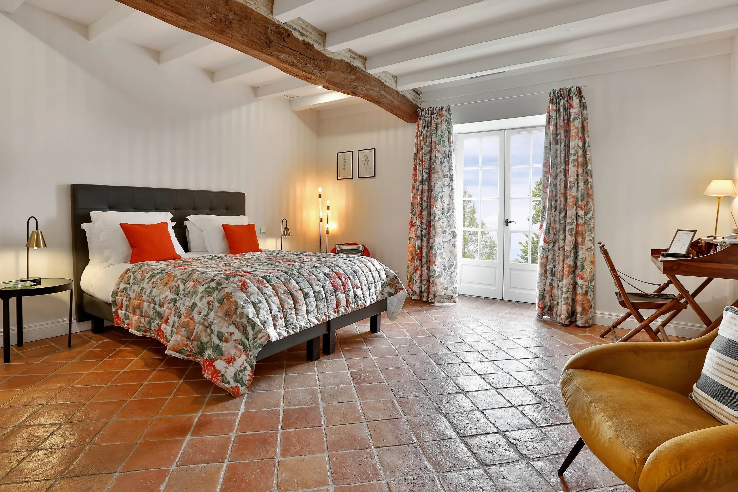 Chambre lumineuse avec lit et bureau en bois.