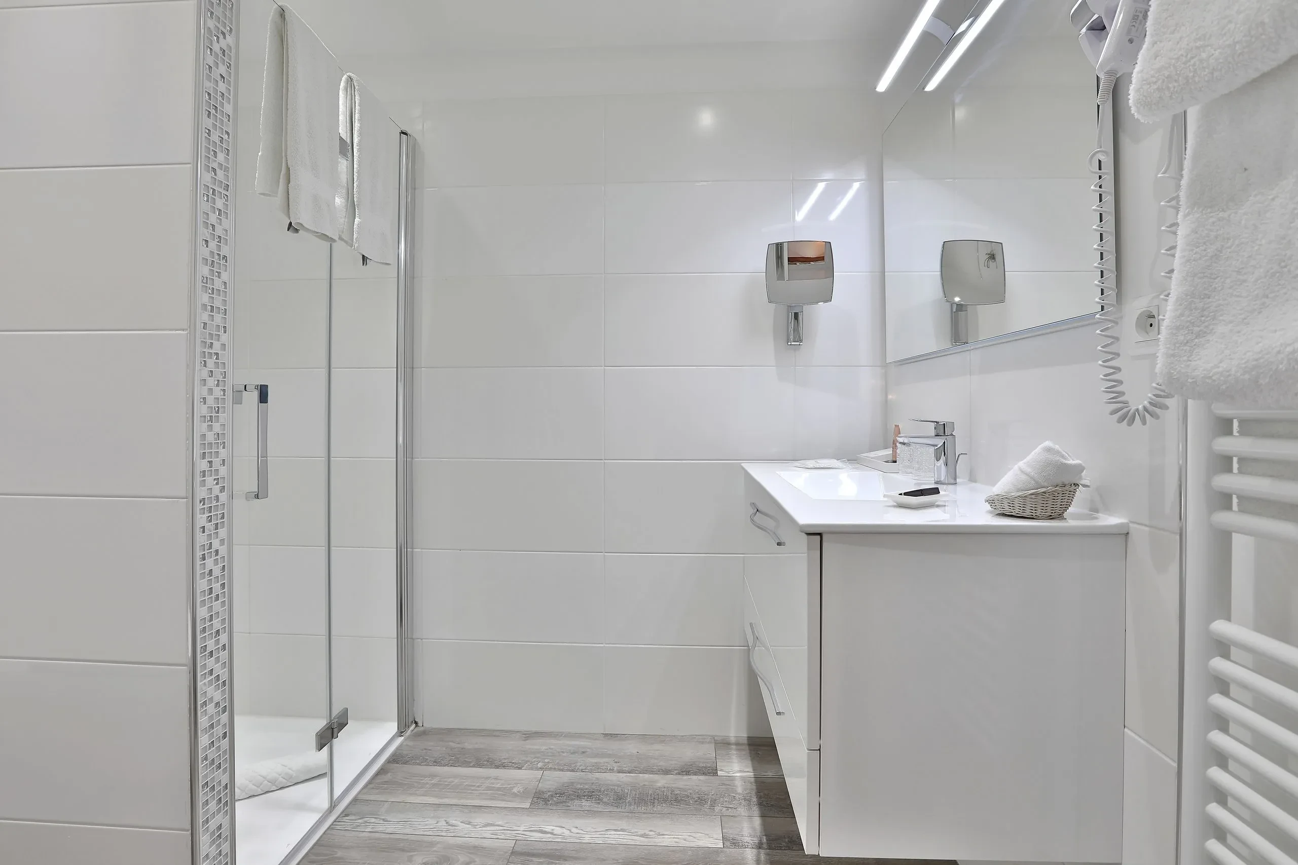 Salle de bain moderne avec douche et lavabo