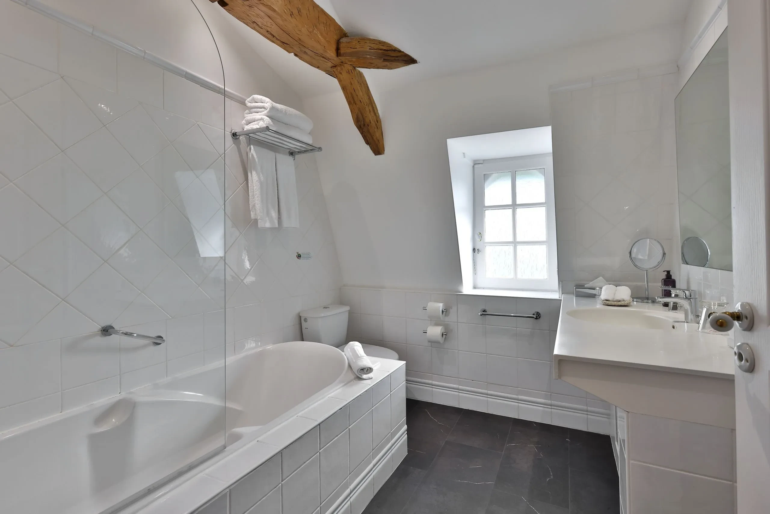 Salle de bain moderne avec baignoire.