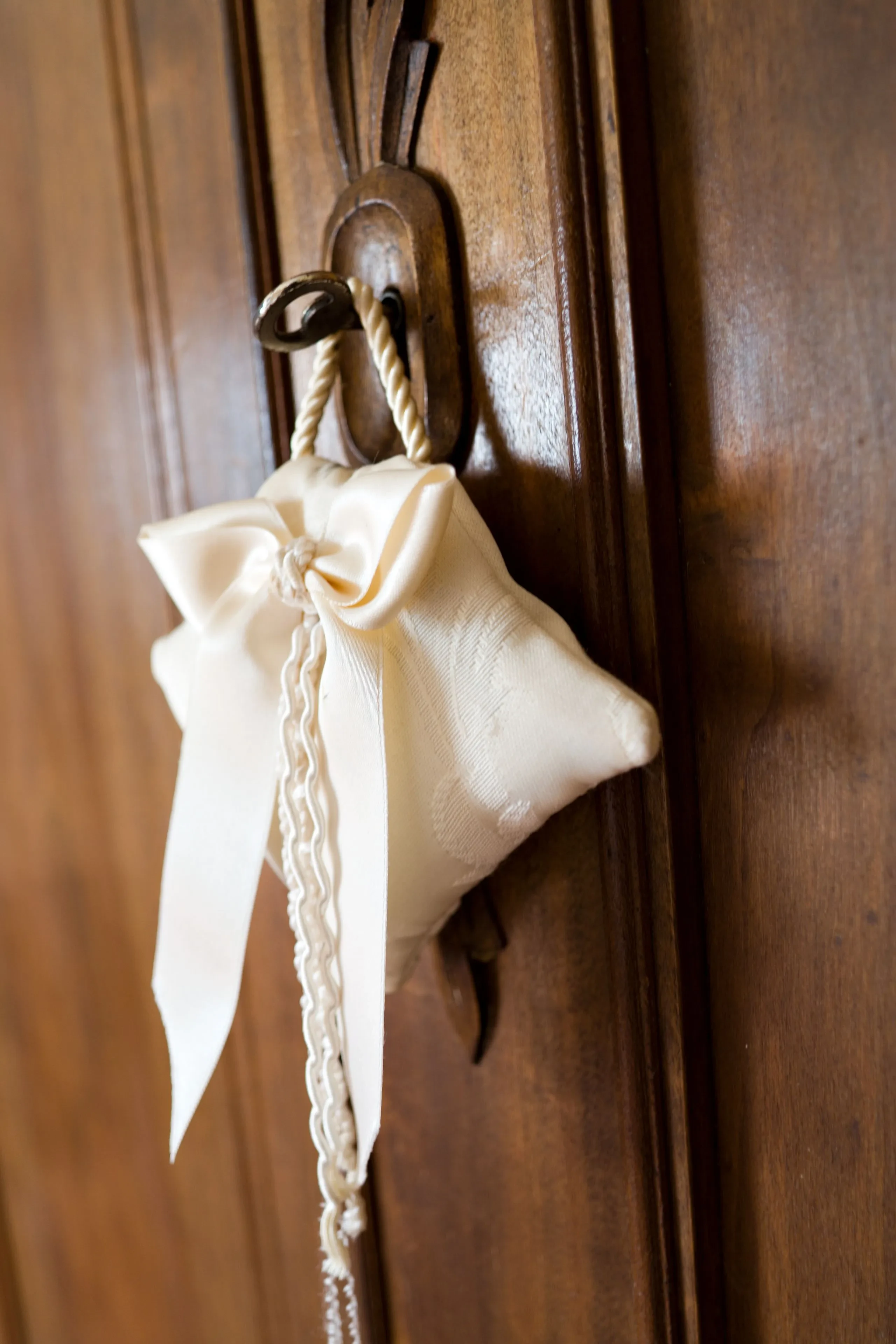 Coussin suspendu avec ruban sur la porte en bois.