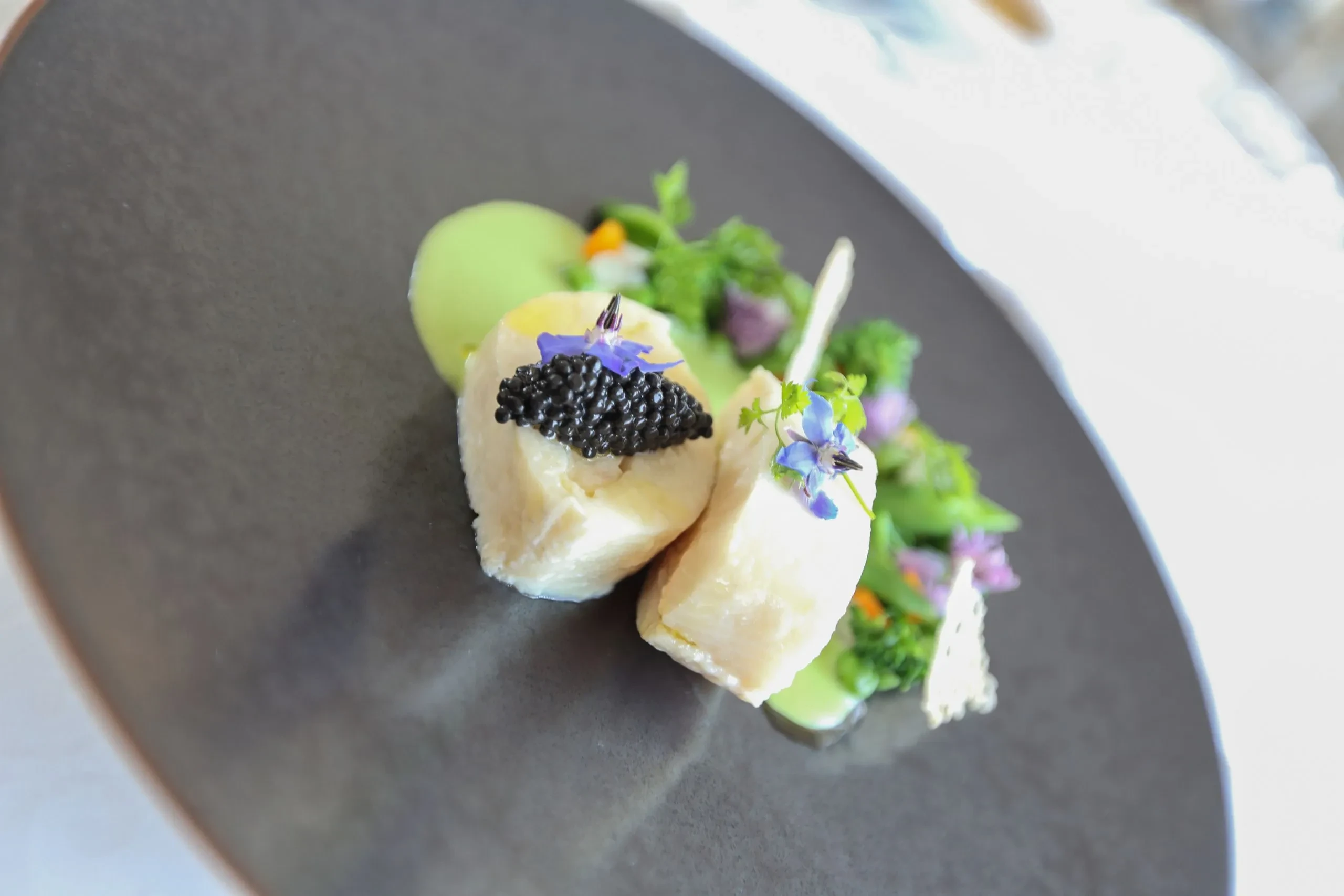 Plat gourmet avec poisson et garniture élégante.