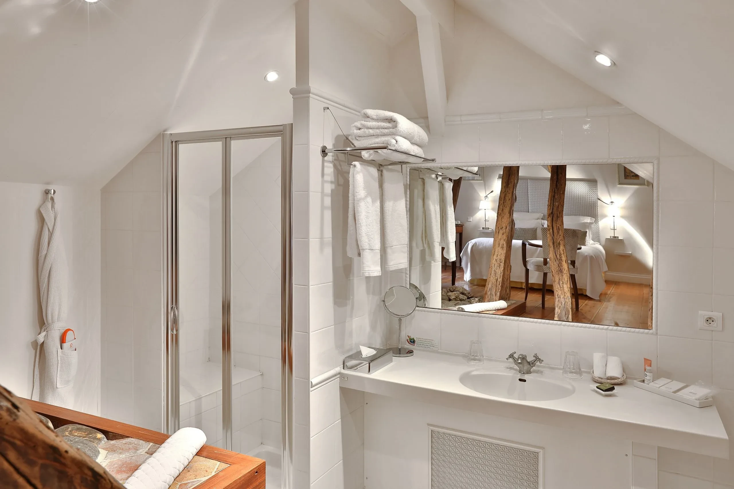 Salle de bain moderne avec cabine de douche.