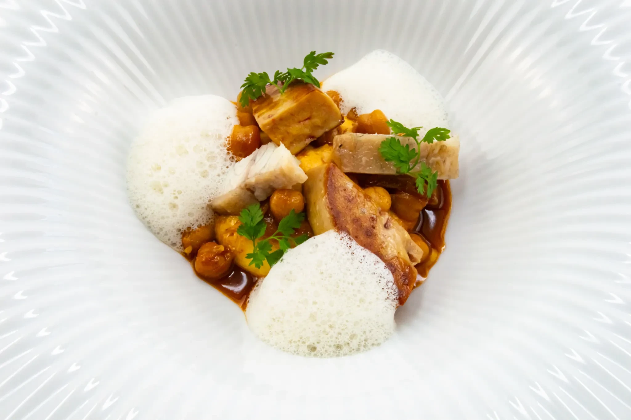 Plat raffiné avec mousse et morceaux de viande