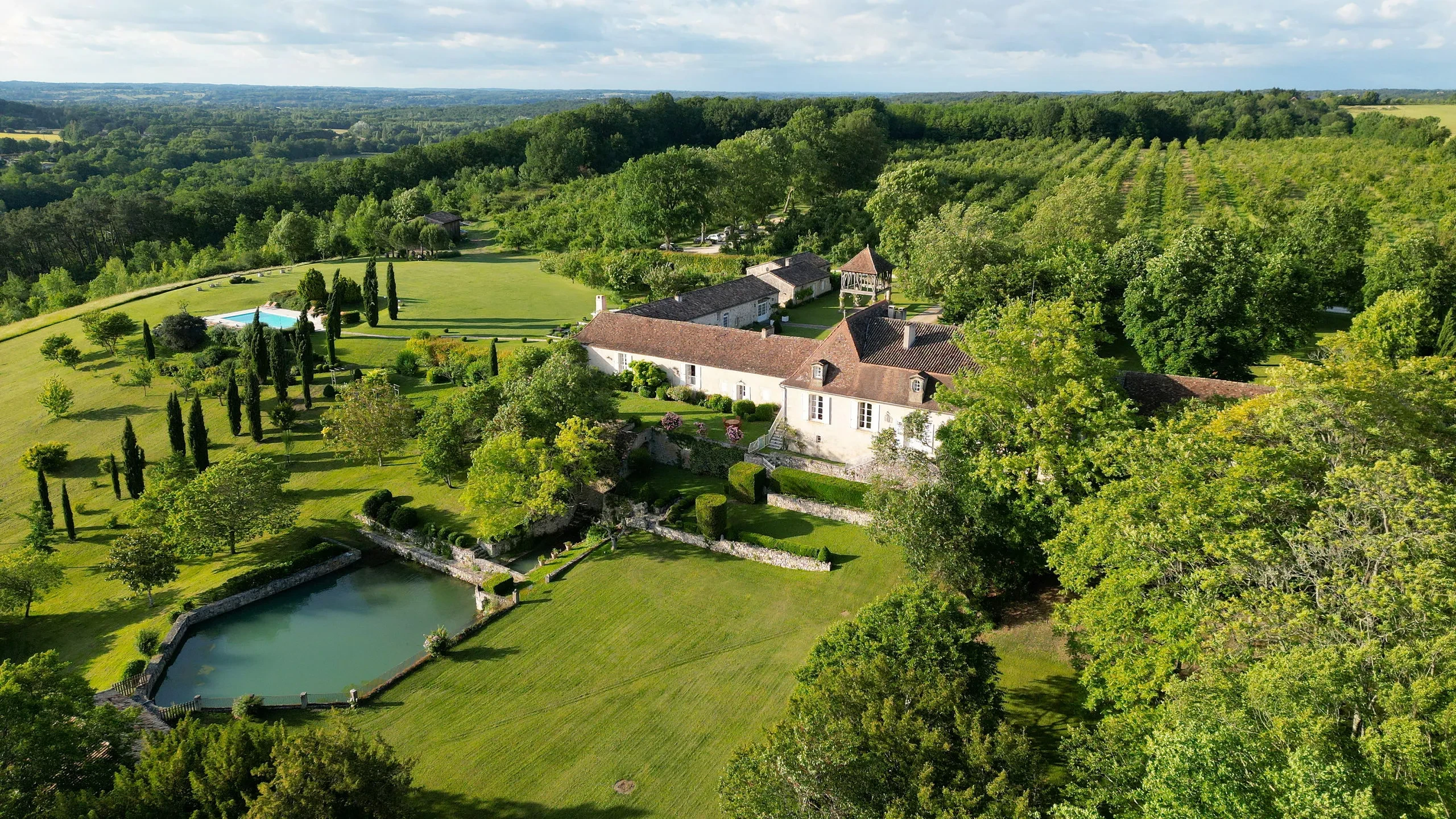 Maison de campagne avec jardin et piscine.