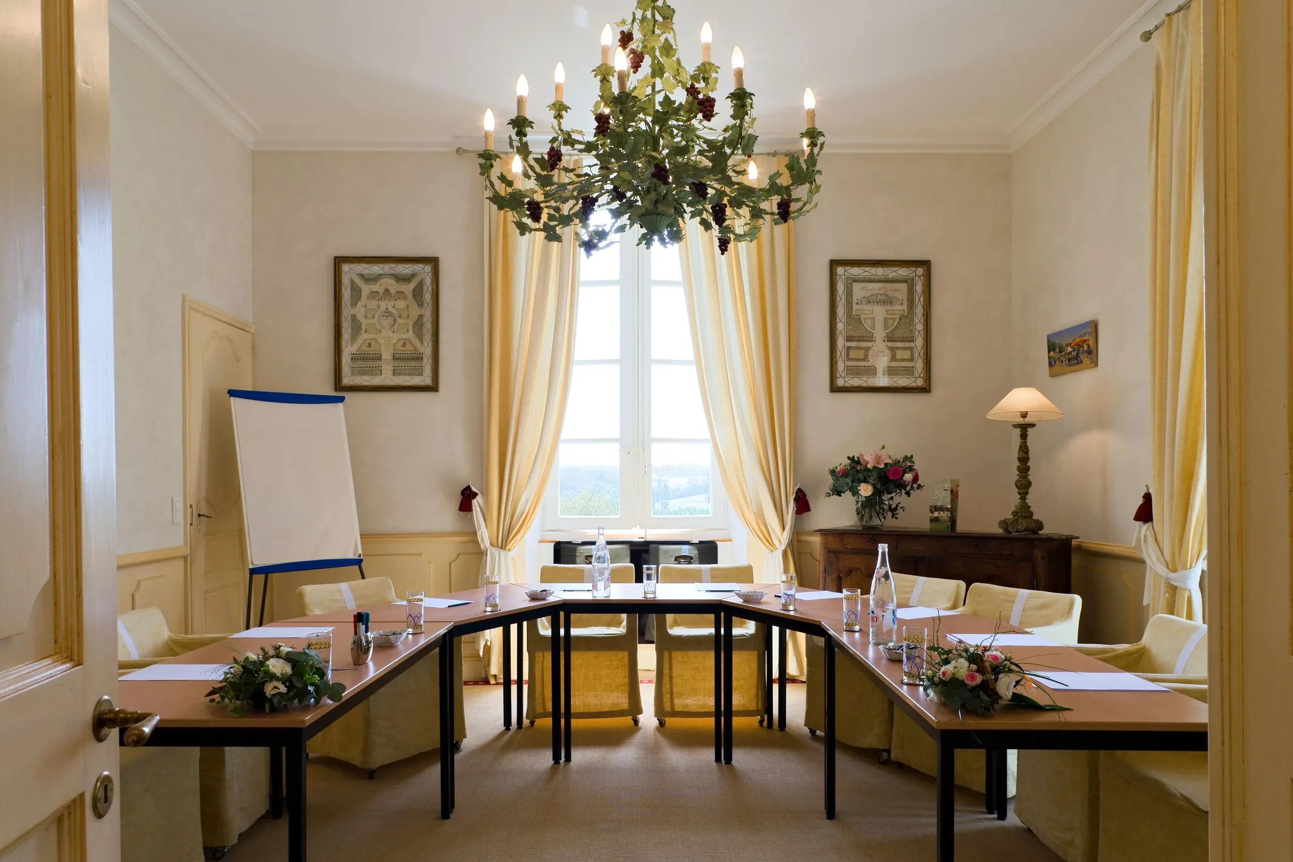 Salle de réunion élégante avec lumière naturelle.
