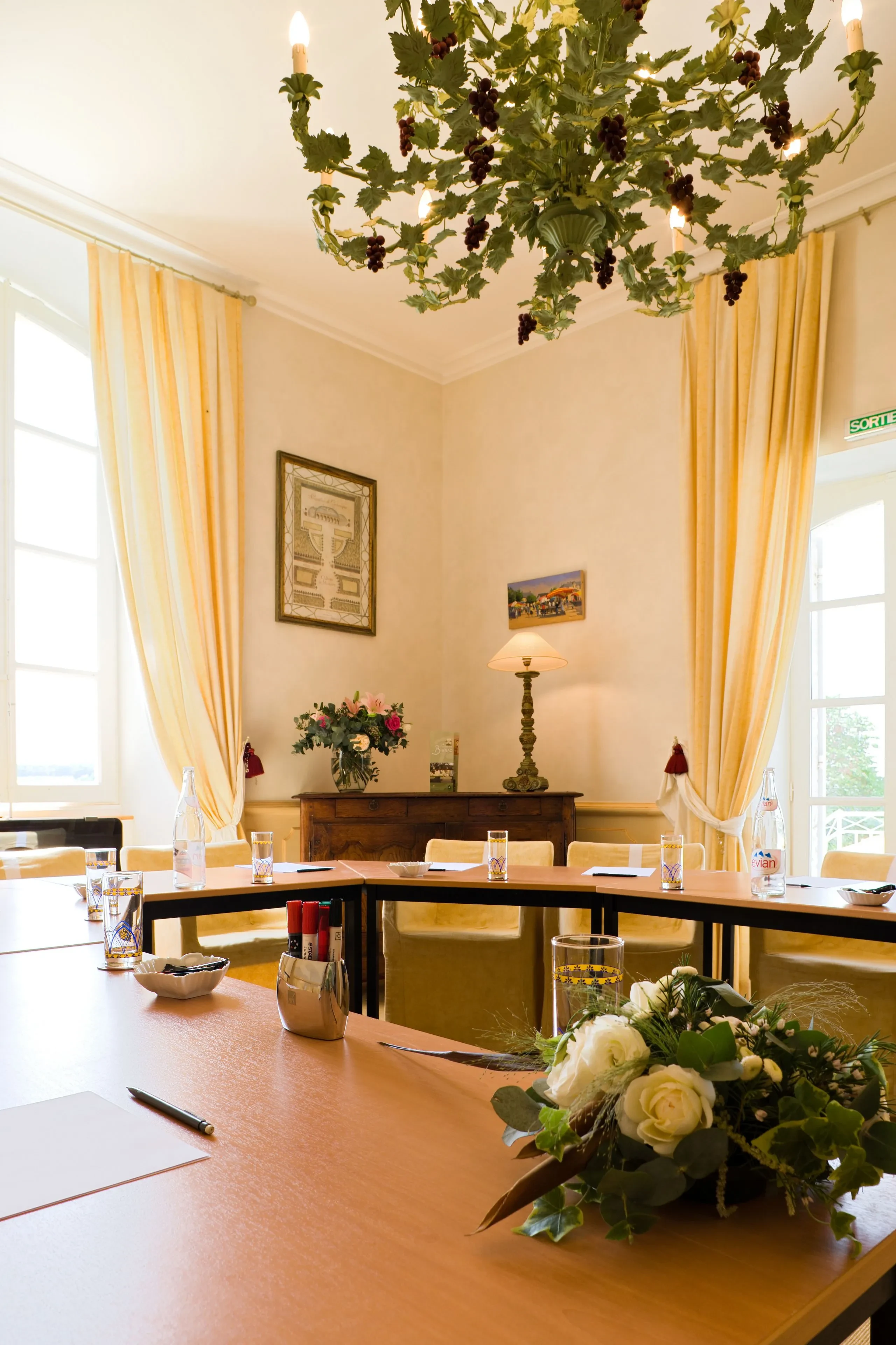 Salle de réunion élégante avec décoration florale.