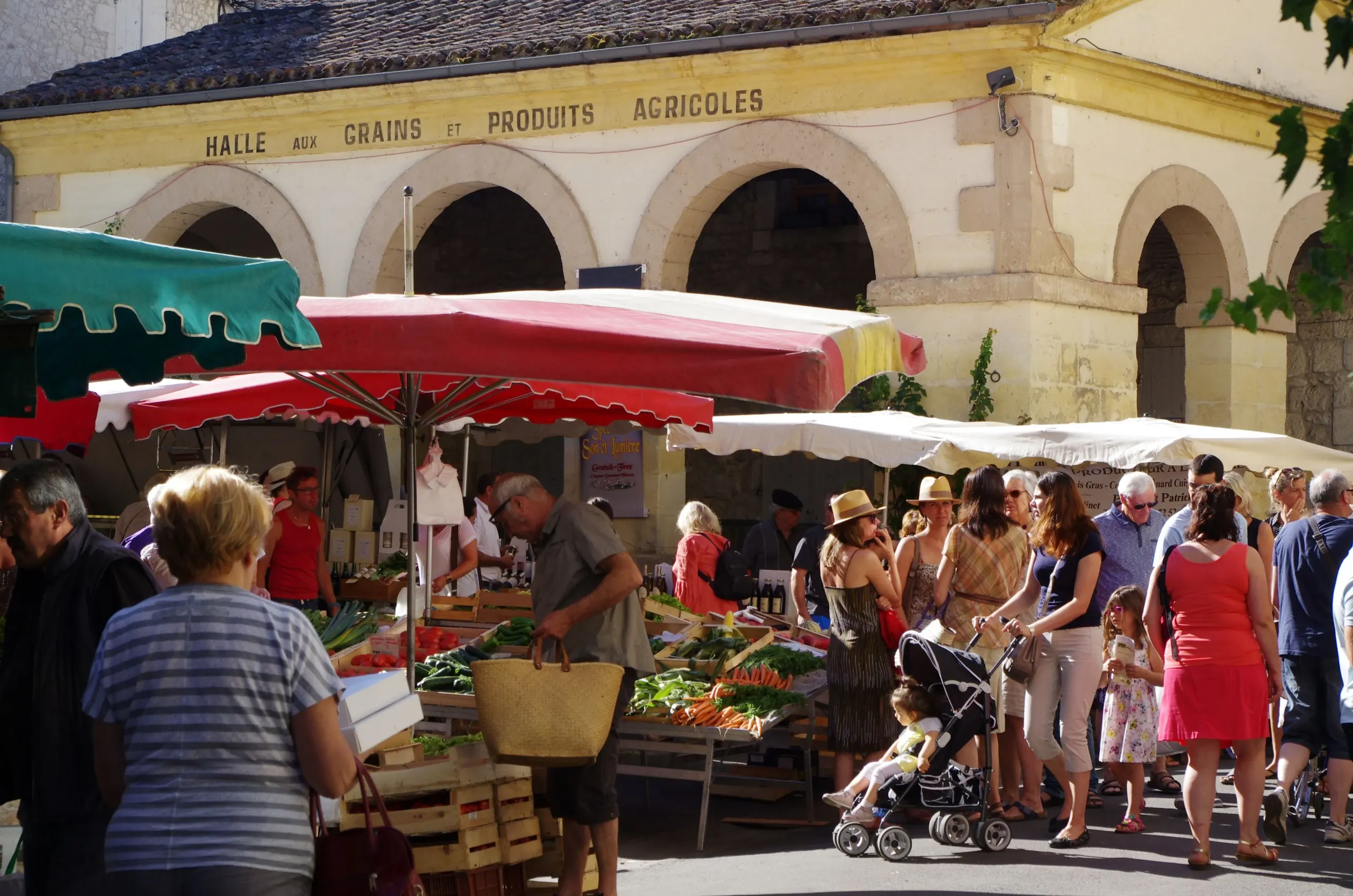 Marché extérieur avec nombreux clients.