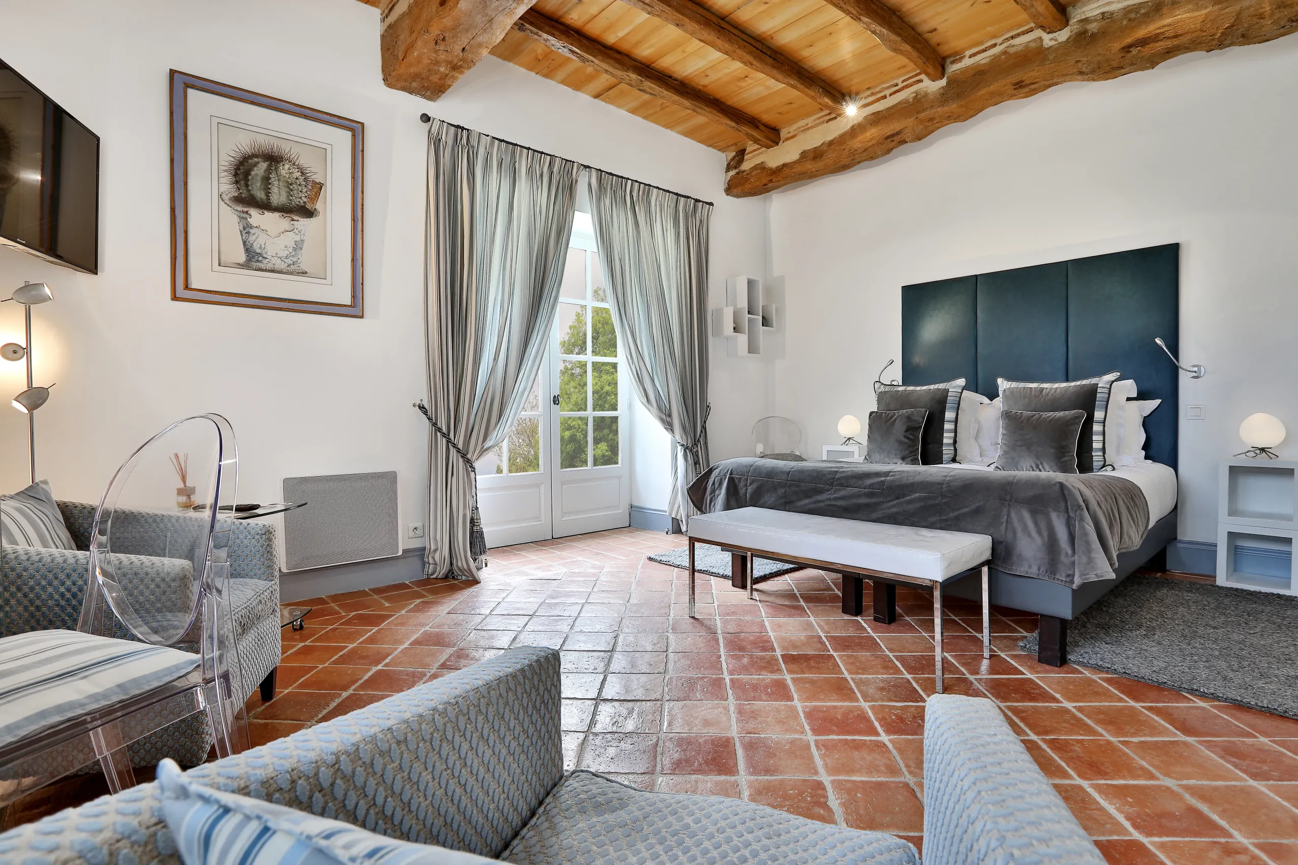 Chambre moderne avec lit et meubles élégants